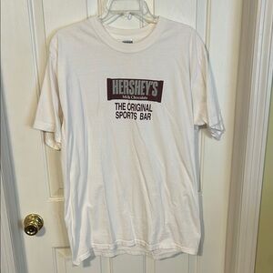 Hershey’s White Graphic Gildan T-Shirt for Men. Size L